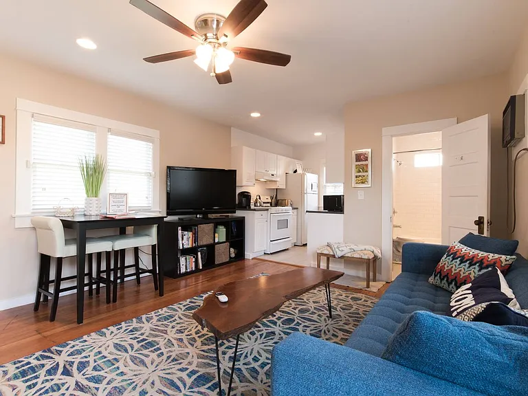 3122 1/2 E 8th St #1/2 — Photo 2