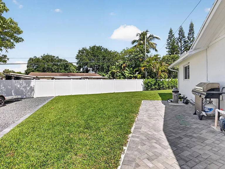 135 SE 28th Ct — Photo 57