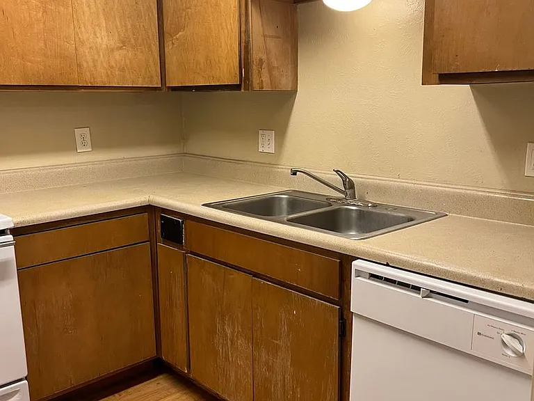 1115 N Austin St — Photo 5