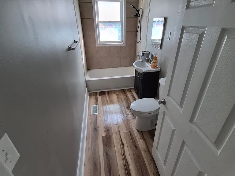 546 N Eastern Ave — Photo 5