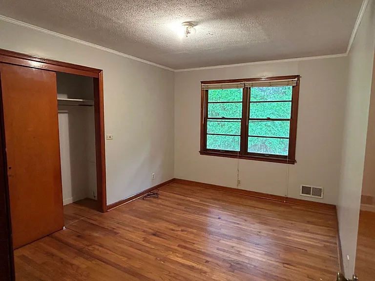 916 Stewart St — Photo 8