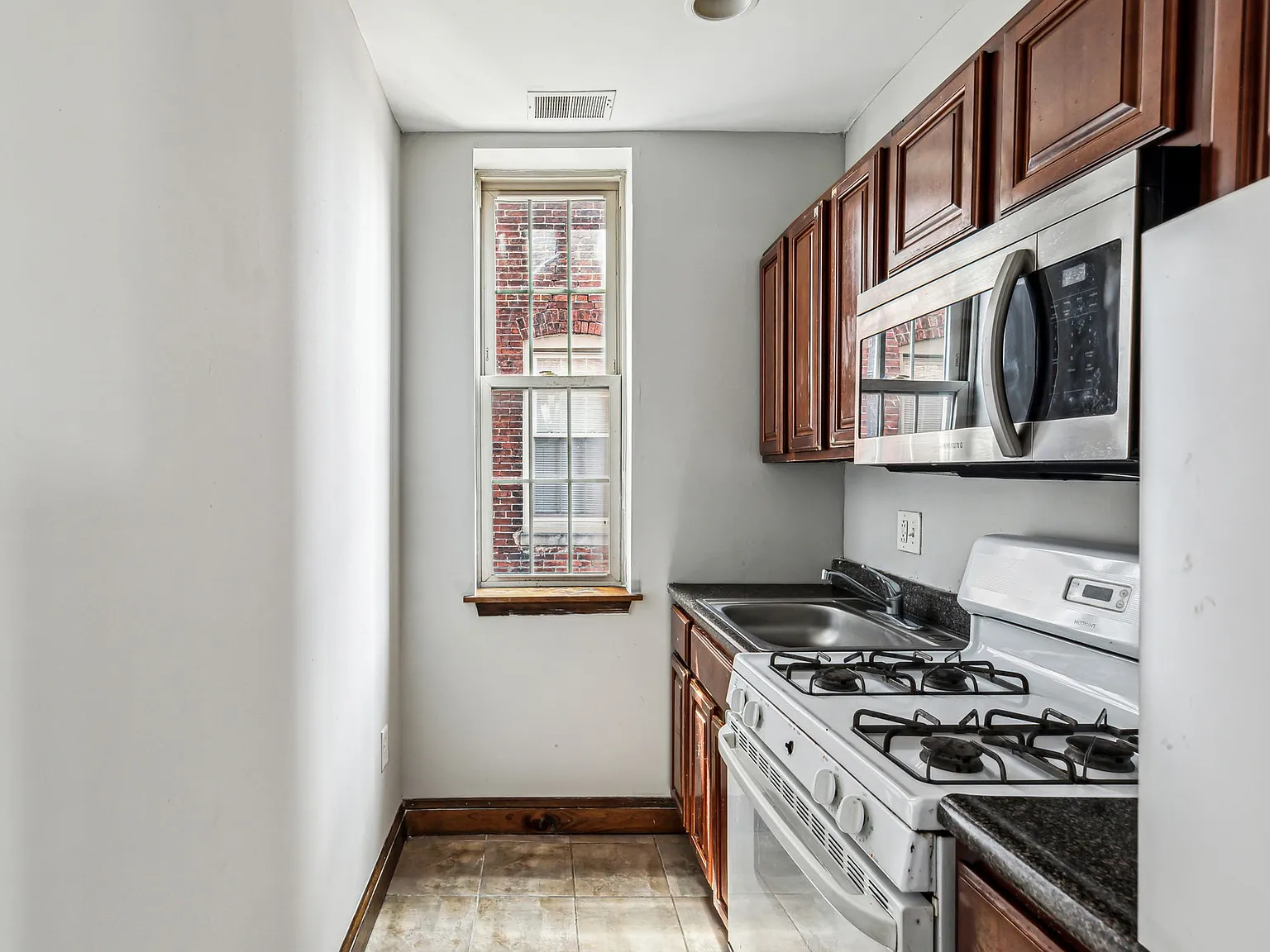 Studio, $790 — Photo 2