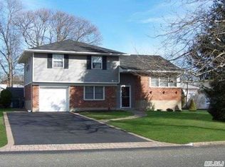 33 Alan St, East Islip, NY 11730