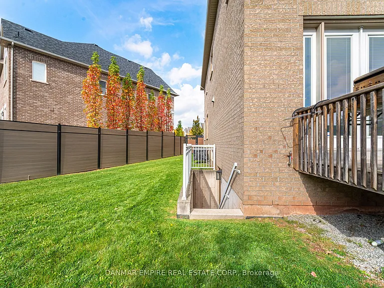 2118 Vineland Cres — Photo 42