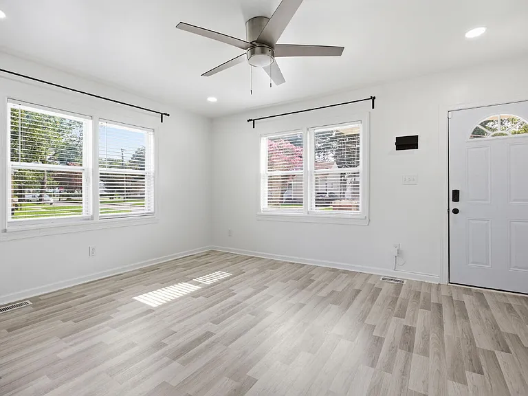 1714 Richmond Ave — Photo 5