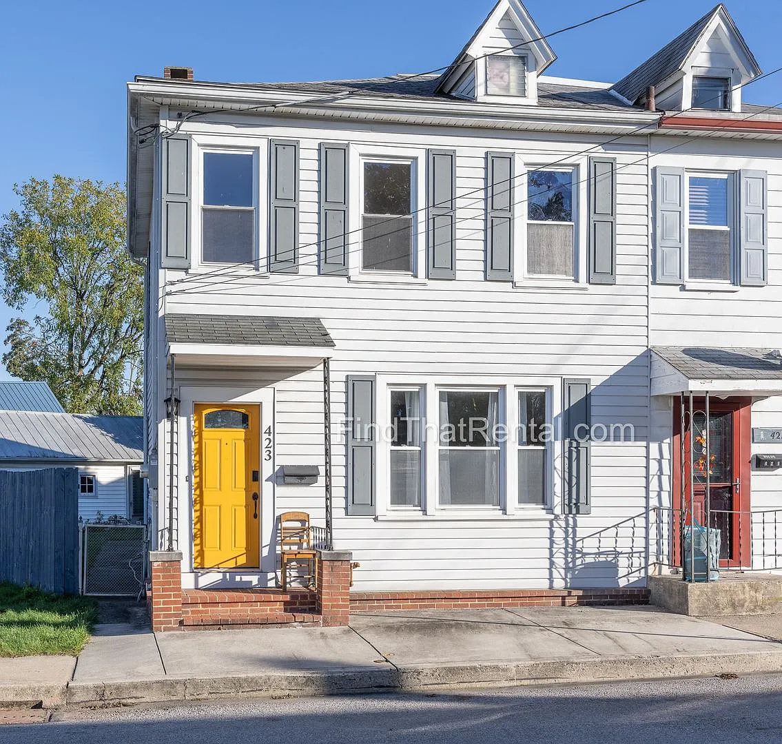 Downtown Carlisle Beautifully Renovated Pet Friendly Historic House with Fenced Yard and off stre... — Photo 2
