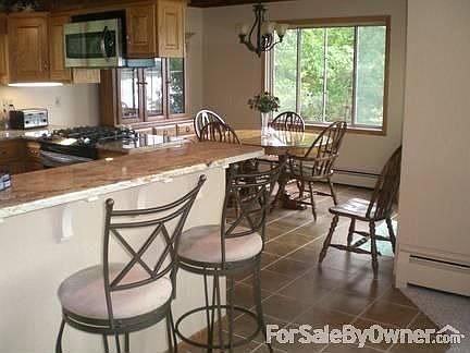 Breakfast Bar. Dining Area.