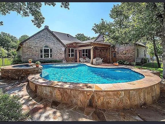 2nd image of 1301 Red Oak Ln