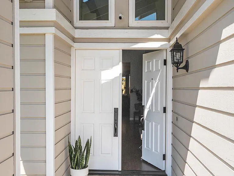 1126 Blythe St — Photo 2