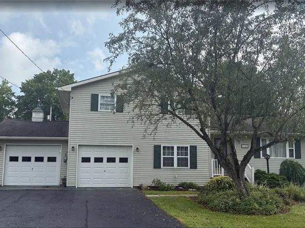 12441 Walnut Dr, Conneaut Lake, PA 16316