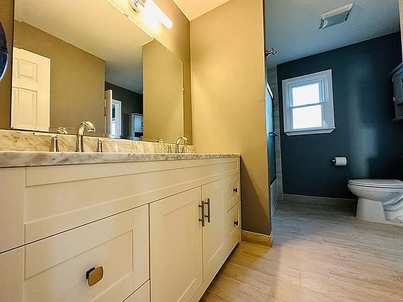 Double vanity full bathroom