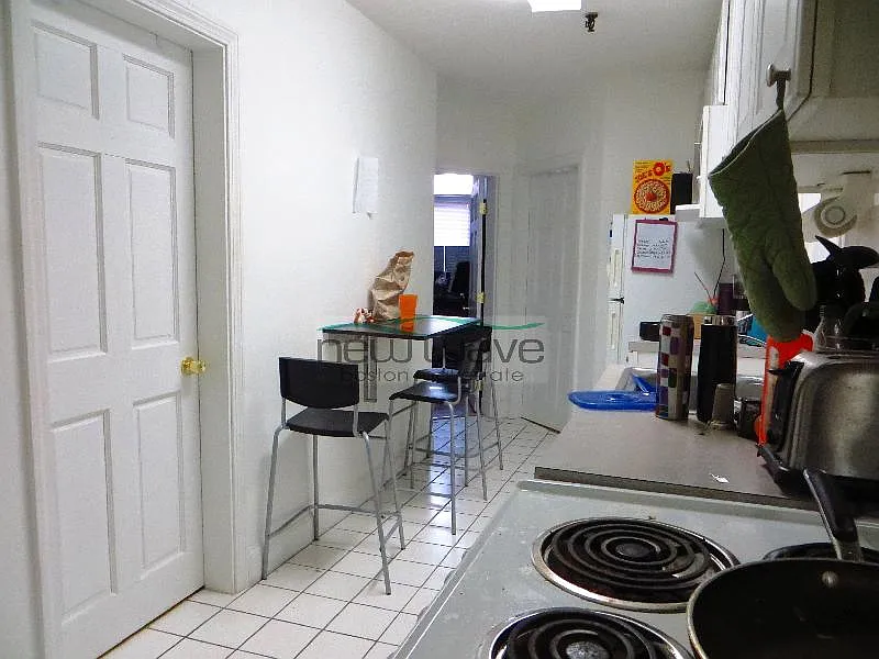 2 bed, 999 sqft, $4,000 — Photo 2
