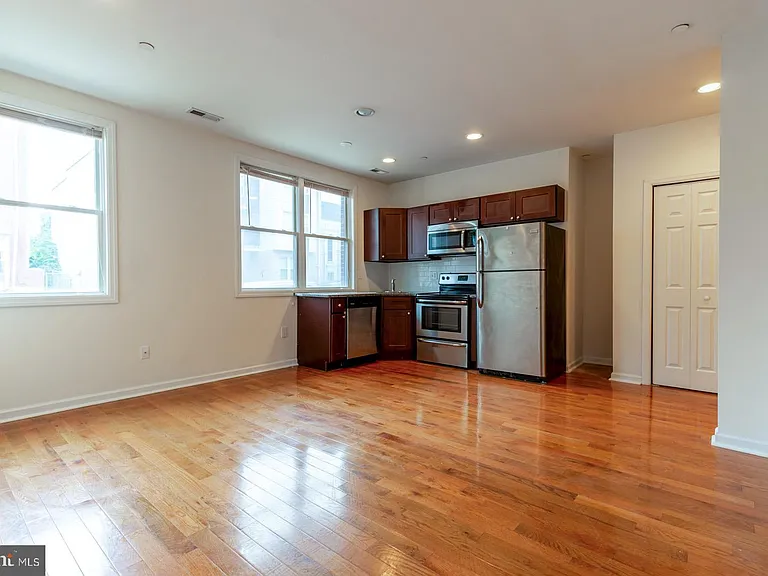 1429 Poplar St #1A — Photo 1