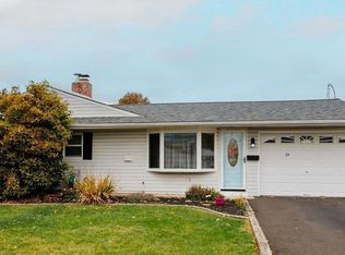 19 Idlewild Rd, Levittown, PA 19057