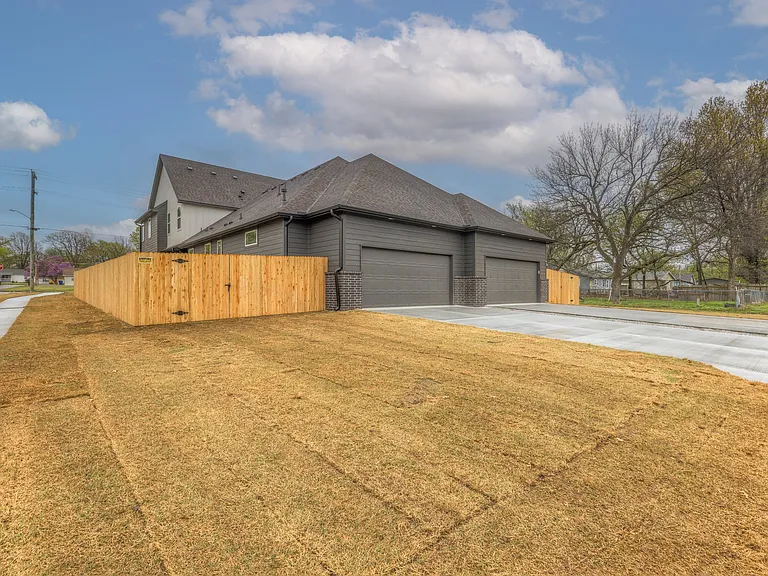 624 N Cedar Ave — Photo 34