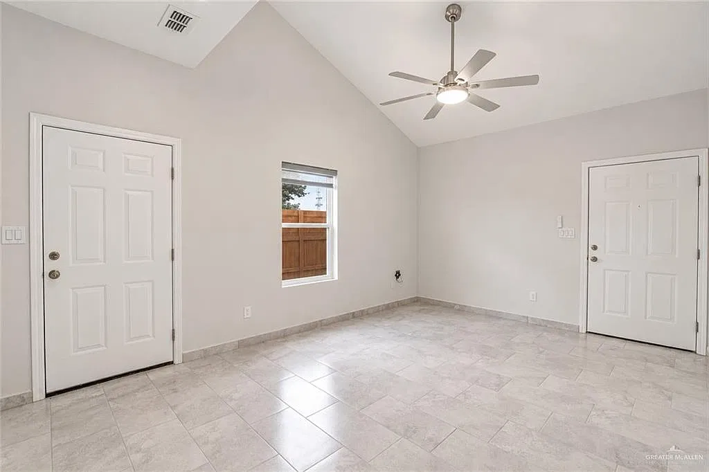 3 bed, 2.0 bath, 1198 sqft, $1,350 — Photo 3