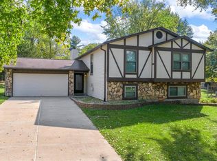 18 Great Lakes Dr, Saint Peters, MO 63376