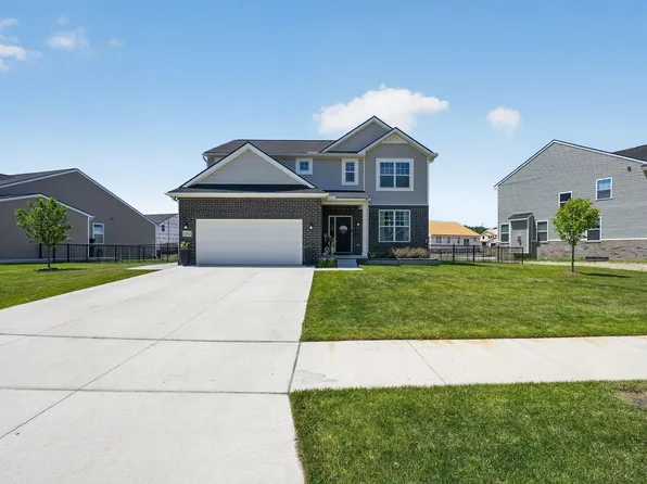 51681 Maple Leaf Dr, Macomb, MI 48042