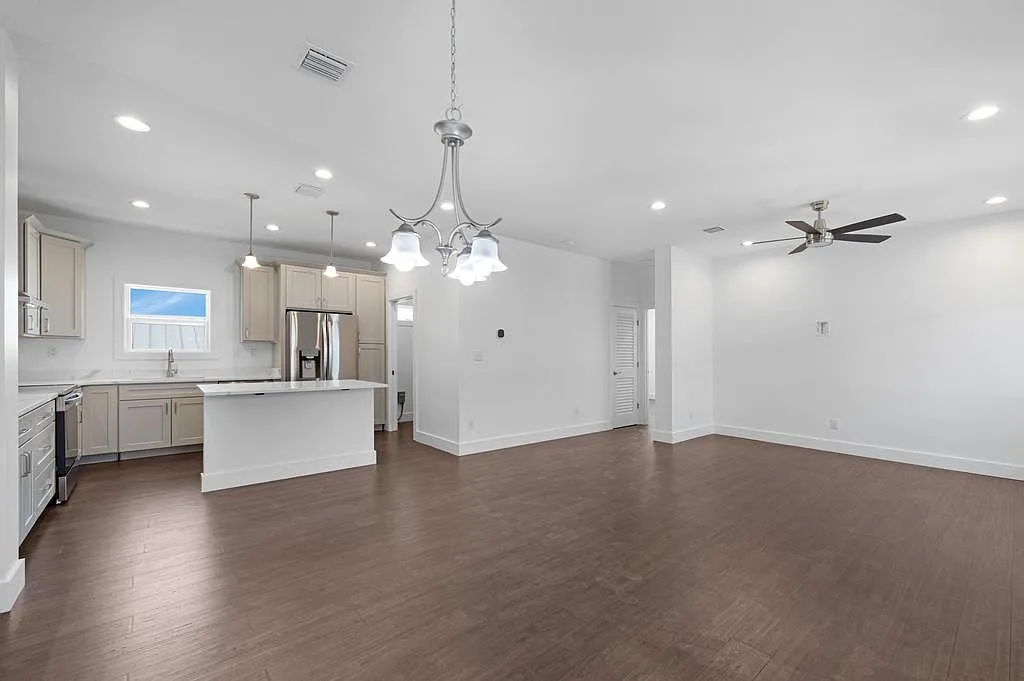 4 bed, 2000 sqft, $6,000 — Photo 2