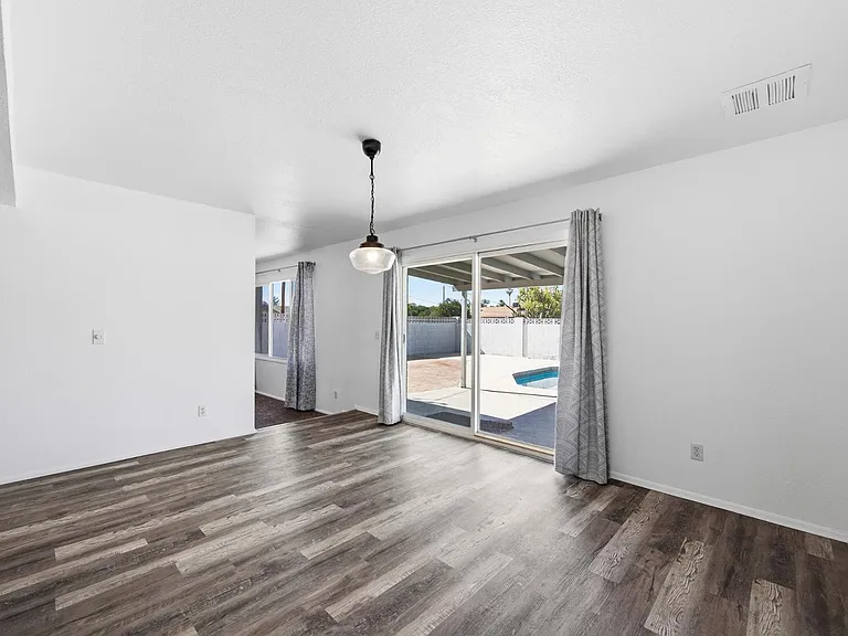 124 E Minton Dr — Photo 2