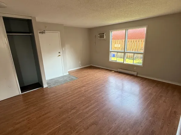 338 Malaga Rd #1, Oshawa, ON L1J 1N7