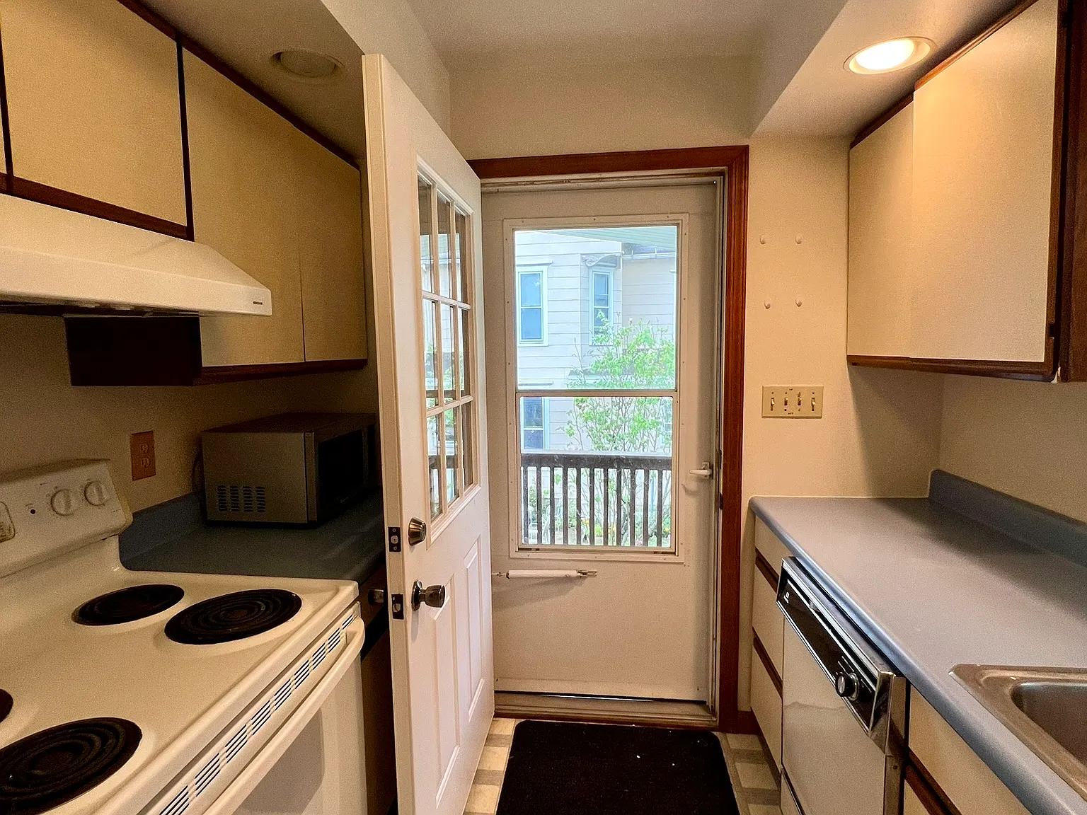 2 bed, 950 sqft, $1,900 — Photo 2