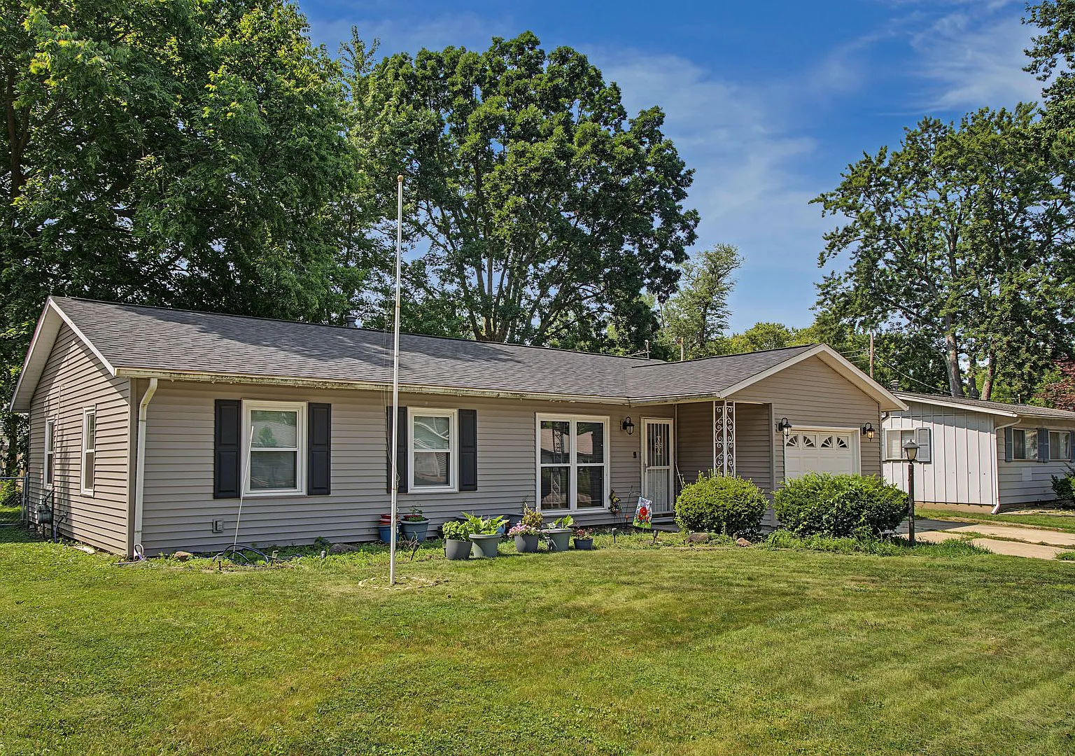 Charming 3-Bedroom Ranch with Attached Garage & Spacious Backyard in Southwest Champaign! — Photo 4