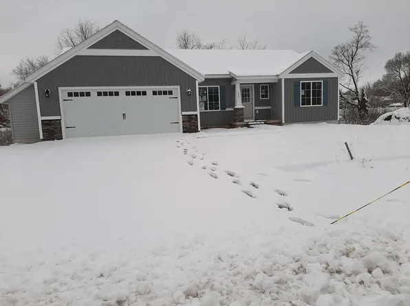 303 Taylor Pl NW, Sparta, MI 49345