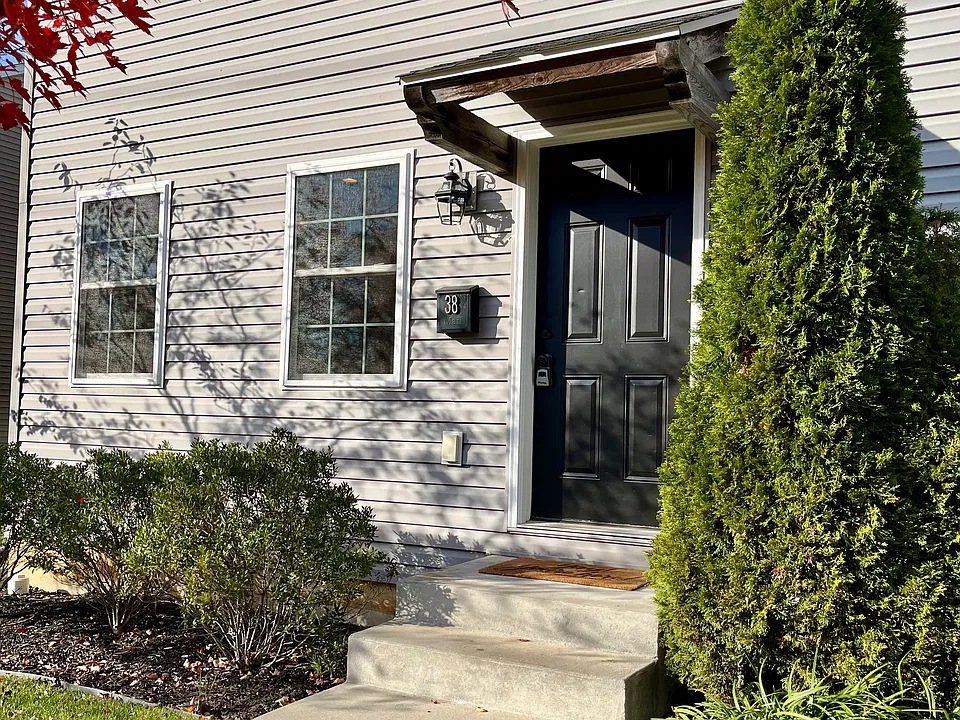 38 Raymond St