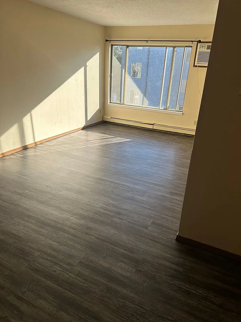 Move In Special $1150.00 4 Bedroom Apartment — Photo 3