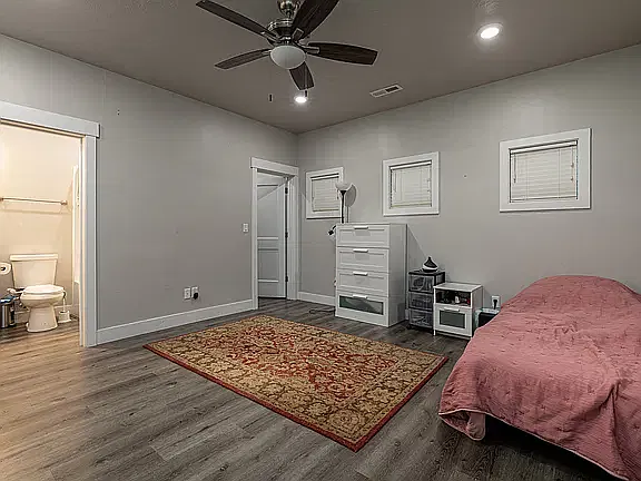 1 bed, 300 sqft, $1,100 — Photo 4