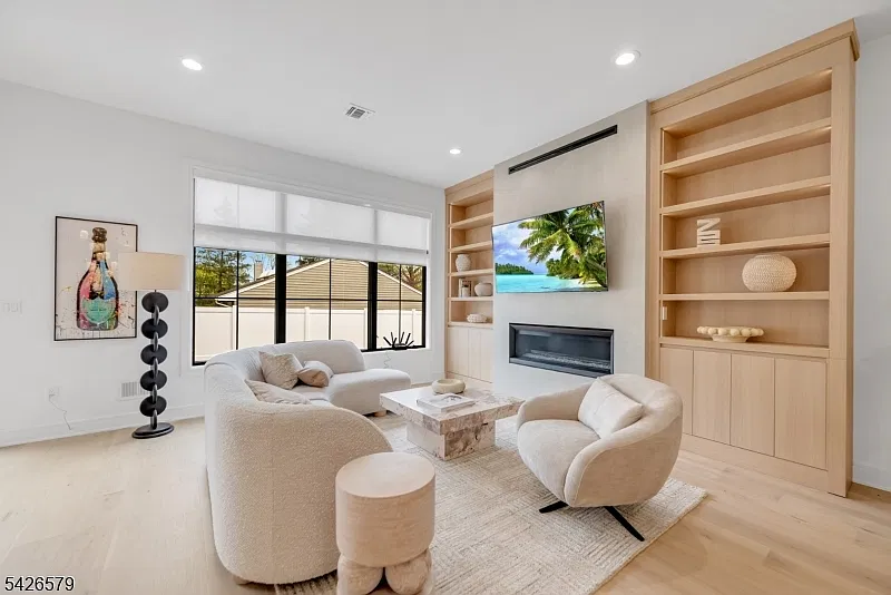3 bed, 3.5 bath, 5000 sqft, $10,000 — Photo 4