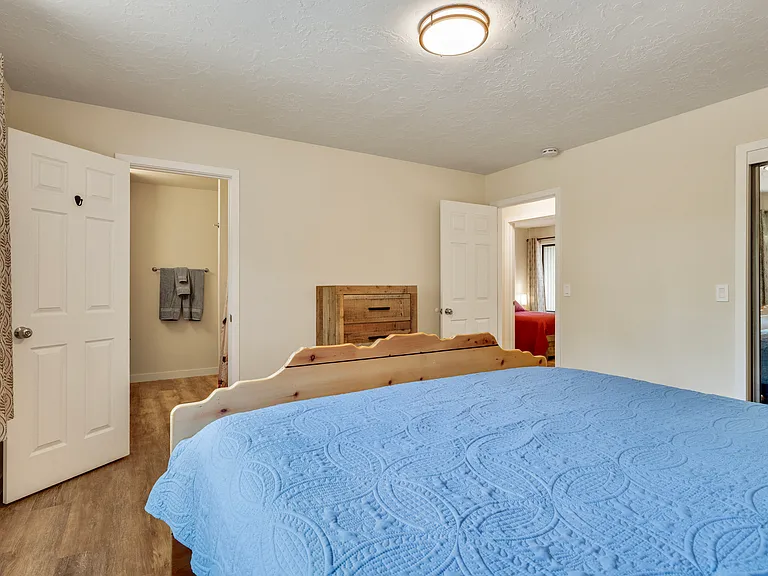 Upper Level
+Primary bedroom
+King bed
+Attached bathroom (standing shower)
+Closet