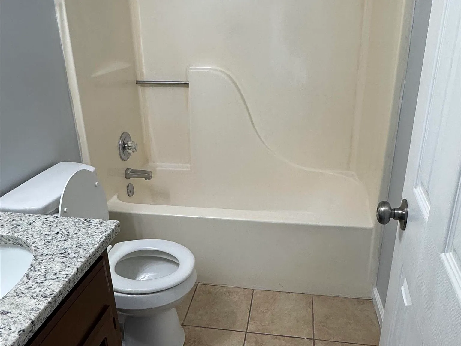 3 bed, 2.0 bath, 1800 sqft, $1,600 — Photo 4