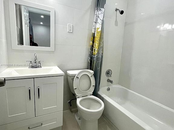 5th image of 725 NE 126th St APT 2