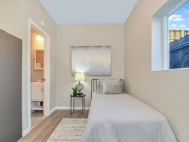 820 Athens Ave #C — Photo 8