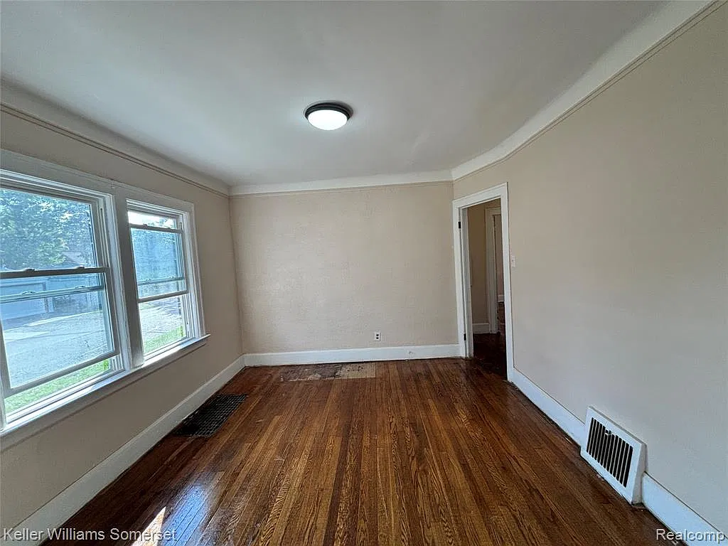 2 bed, 1.0 bath, 912 sqft, $1,200 — Photo 3