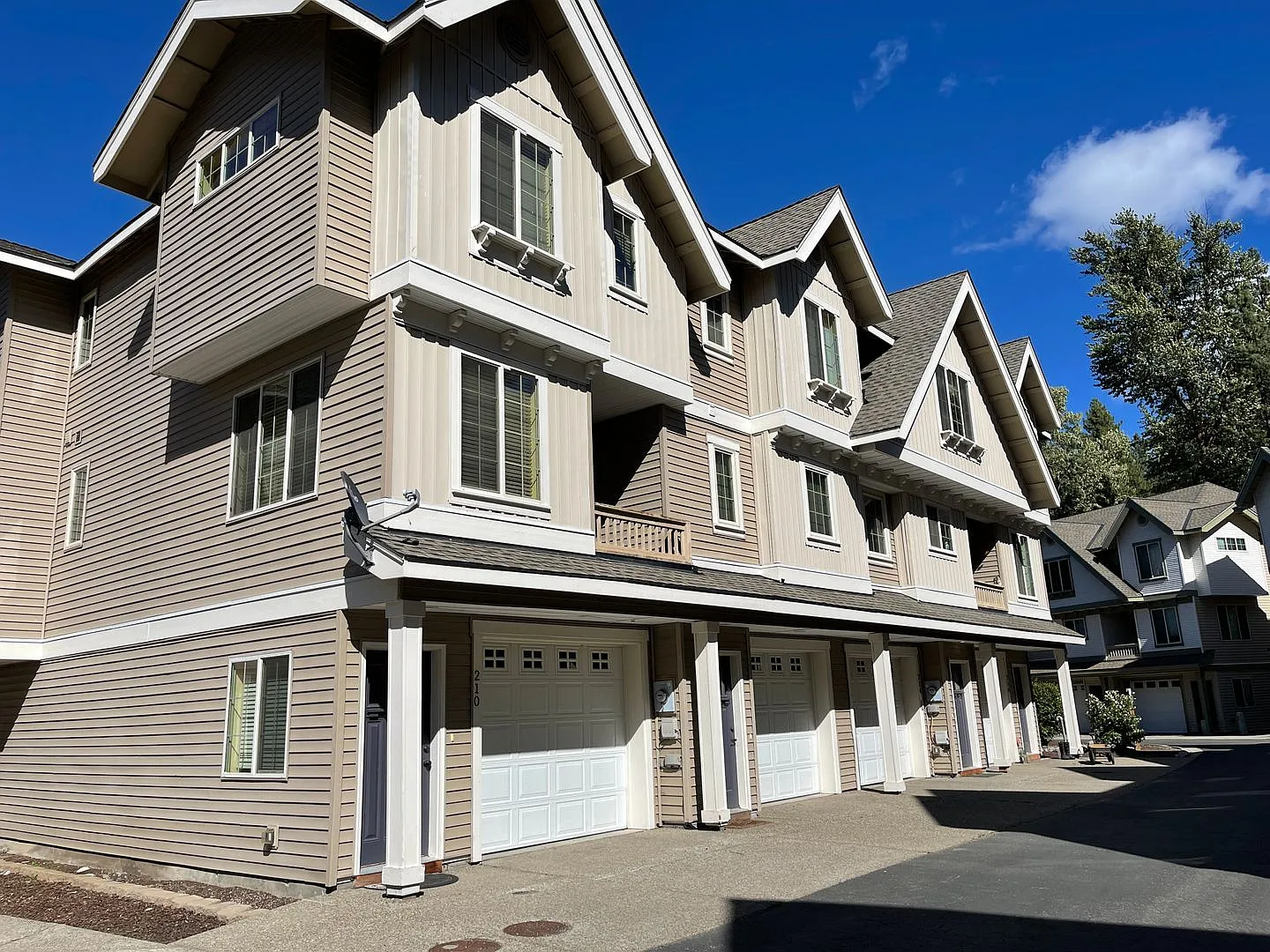 Spacious 3 Bedroom 2.5 Bath Condo Located in Cle Elum! — Photo 1