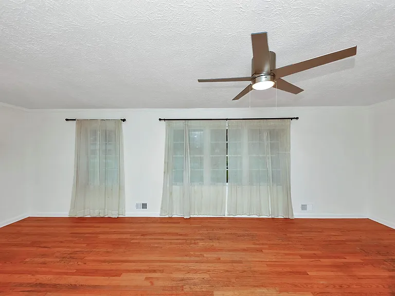 1249 Robert Ln — Photo 8