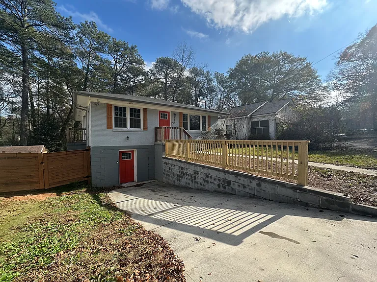 569 Woods Dr NW — Photo 2