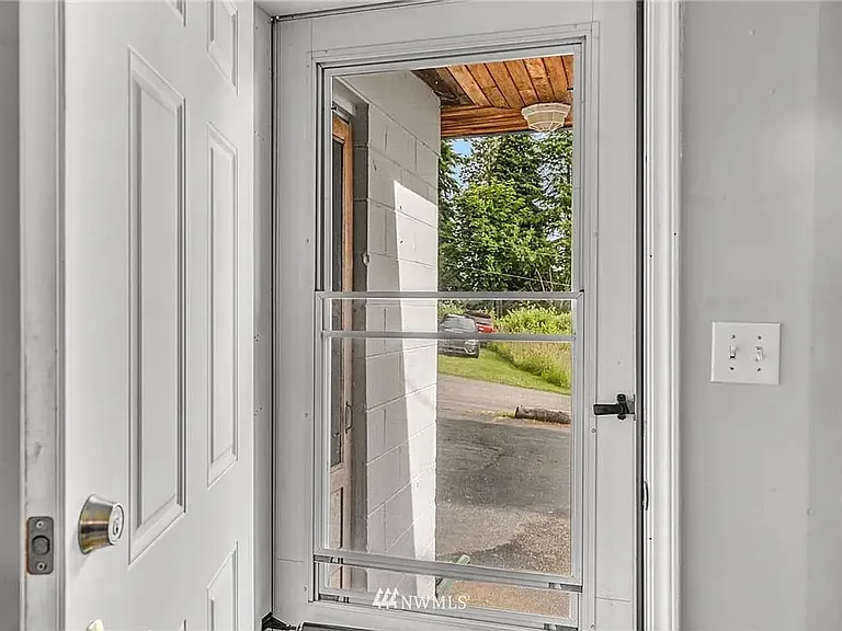 16210 Larch Way — Photo 4