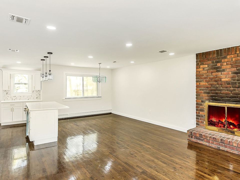 11 Winston Dr Smithtown, NY, 11787 Apartments for Rent Zillow