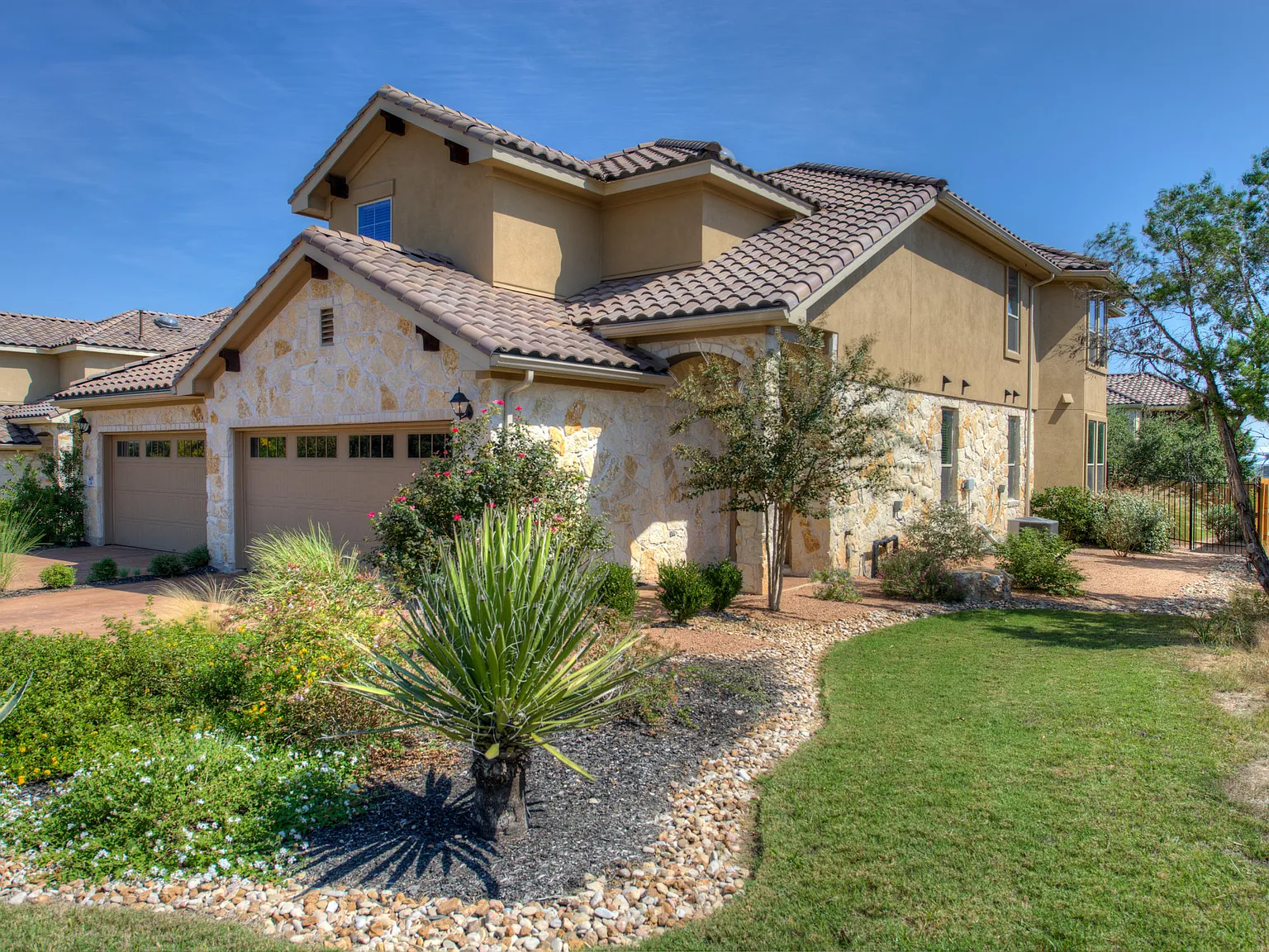 3 bed, 2.5 bath, 2326 sqft, $2,800 — Photo 1