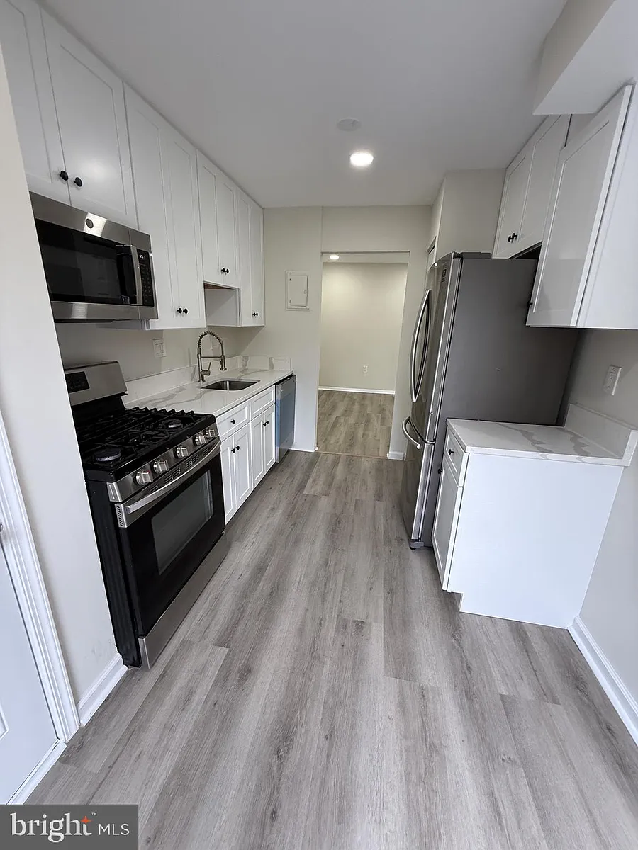 Building Photo - 5608 Bloomfield Dr #201
