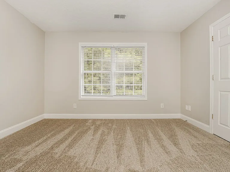 1598 Queen Elizabeth Dr — Photo 12