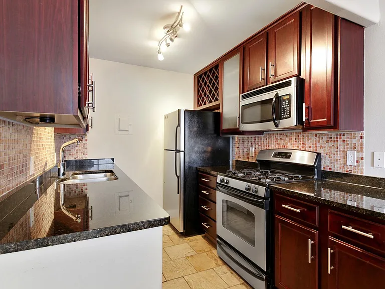 700 E 8th St #14G — Photo 5