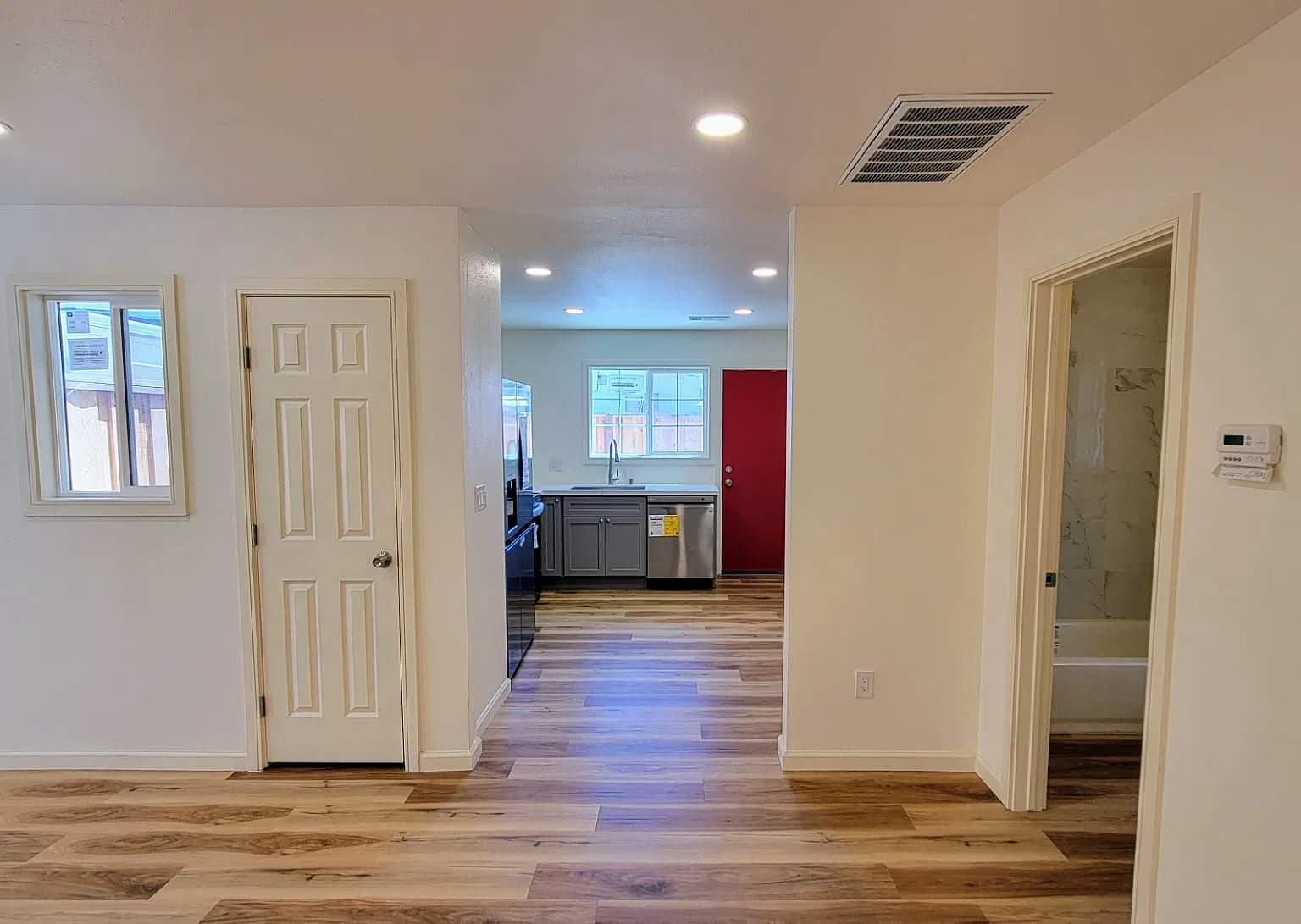 2 bed, 900 sqft, $3,799 — Photo 4