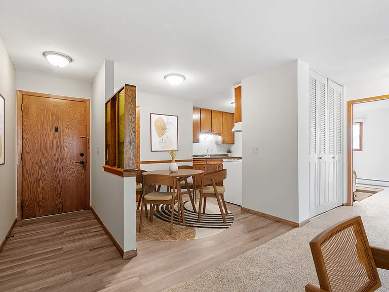 1605 Minnehaha Apartments — Photo 3