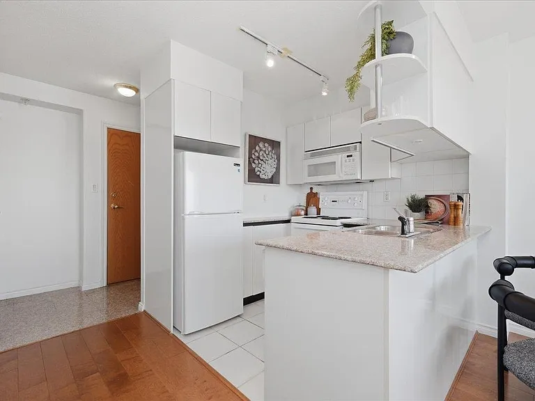 1189 Howe St #2409 — Photo 8