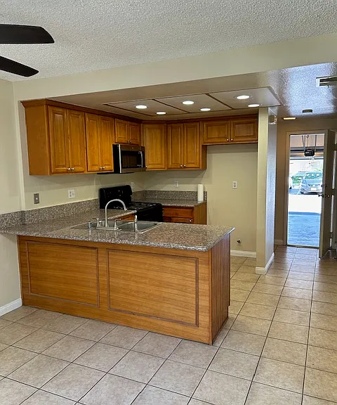 963 Creekside Dr — Photo 2